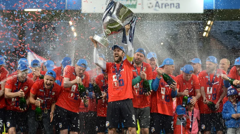 Hráči Plzně oslavují zisk titulu