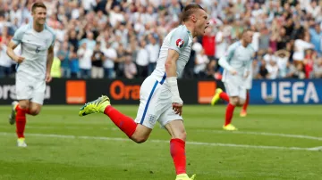 Angličan Jamie Vardy slaví vstřelenou branku