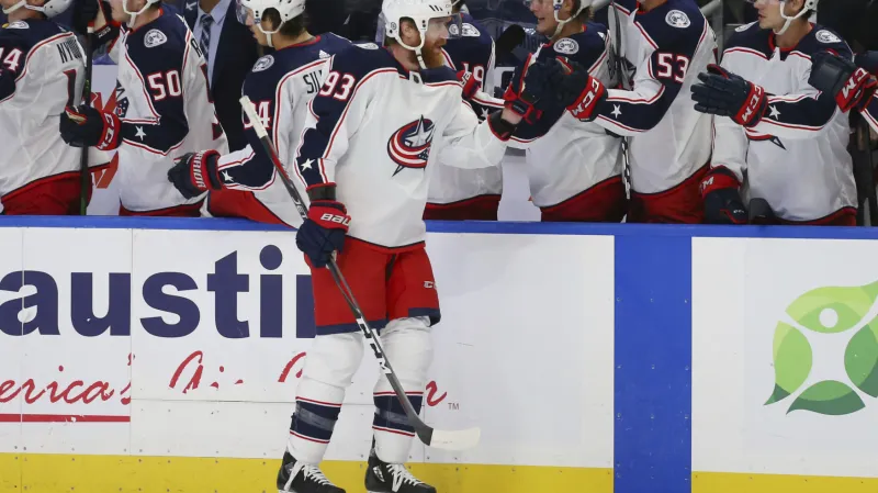 Jakub Voráček (93) oslavuje gól se spoluhráči z Columbusu