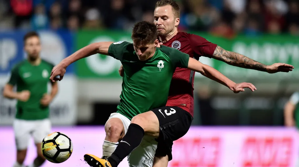 Obránce Sparty Michal Kadlec se snaží zastavit Lukáše Masopusta z Jablonce