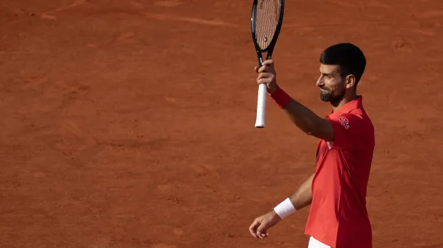Djokovič oslavil na Roland Garros stou výhru v kariéře a čeká ho Zverev