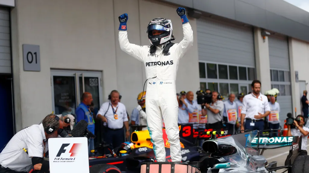 Valteri Bottas se raduje z vítězství ve Velké ceně Rakouska