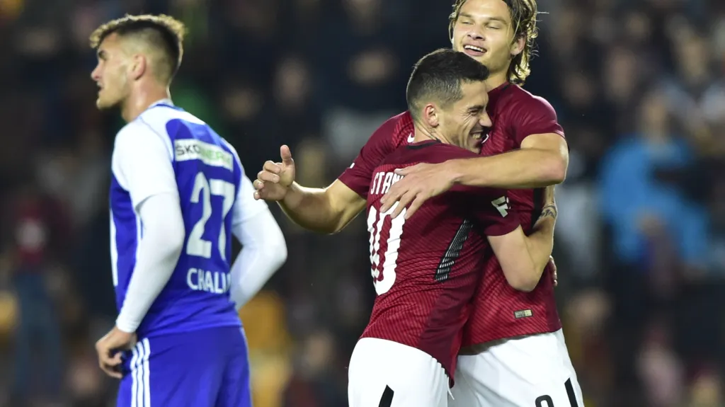 Matěj Pulkrab (vpravo) a Nicolae Stanciu ze Sparty slaví gól v síti Mladé Boleslavi