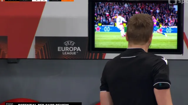 Moment utkání Slavia Praha – AC Milán: Červená karta pro Holeše