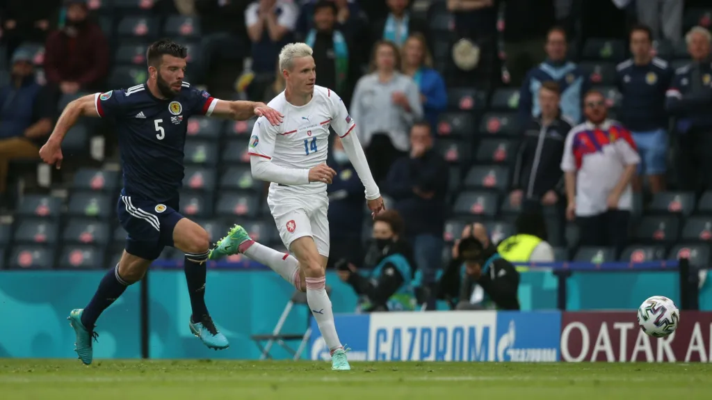 Jakub Jankto uniká Grantu Hanleyovi