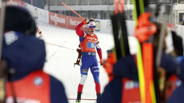 Závěr smíšené štafety s bronzovým finišem Krčmáře