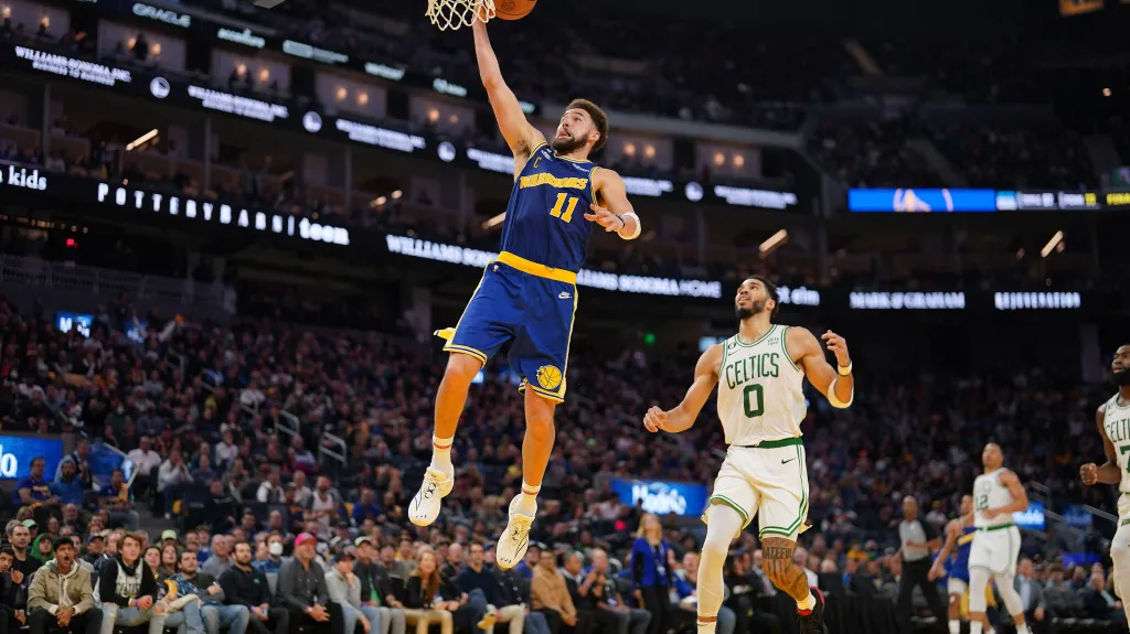 Klay Thompson z Golden State dává koš v NBA