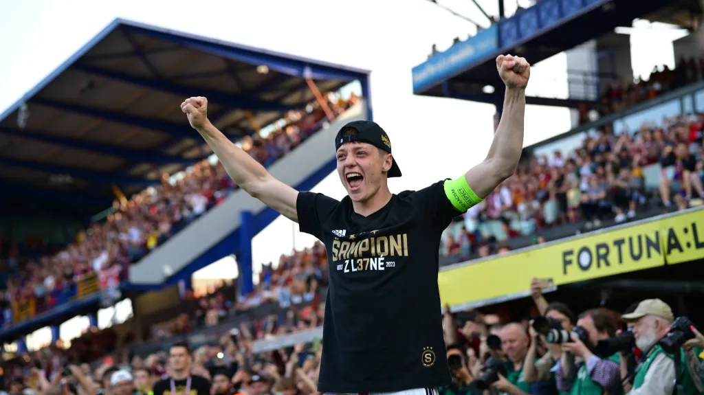 Oslavy mistrovského titulu si bezprostředně po posledním kole užíval i Ladislav Krejčí