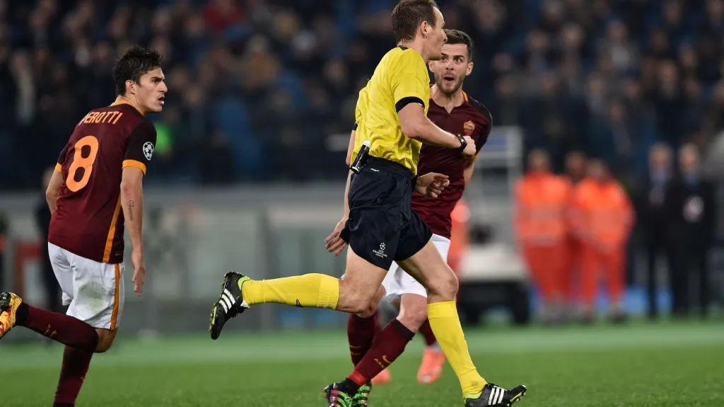 Miralem Pjanič z AS Řím se Pavla Královce snaží přesvědčit, že jeho tým měl kopat penaltu