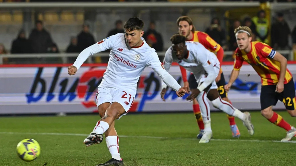 Paulo Dybala z AS Řím střílí gól