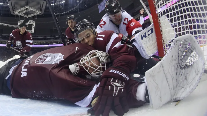 Lotyšský brankář Kristers Gudlevskis a obránce Kristaps Sotnieks