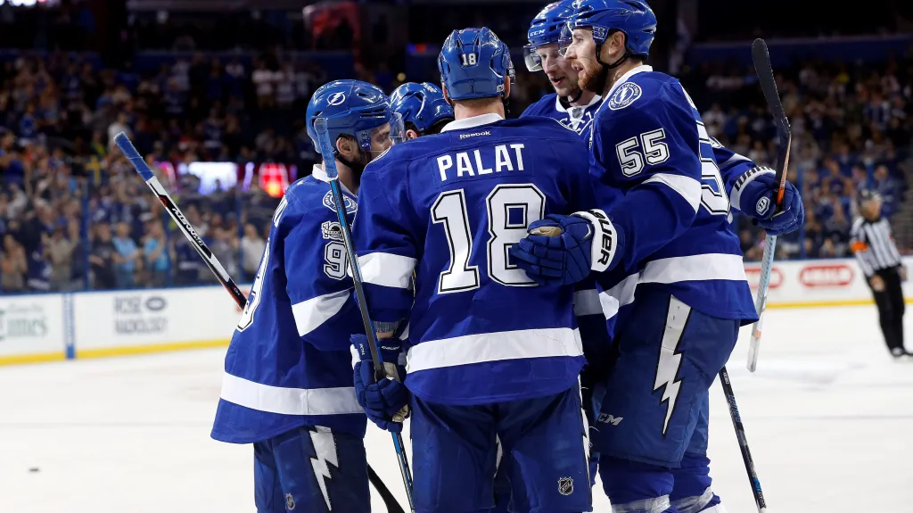 Ondřej Palát se raduje z gólu se spoluhráči z Tampy Bay