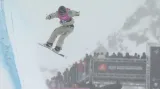 Závěr závodu snowboardistů na U-rampě