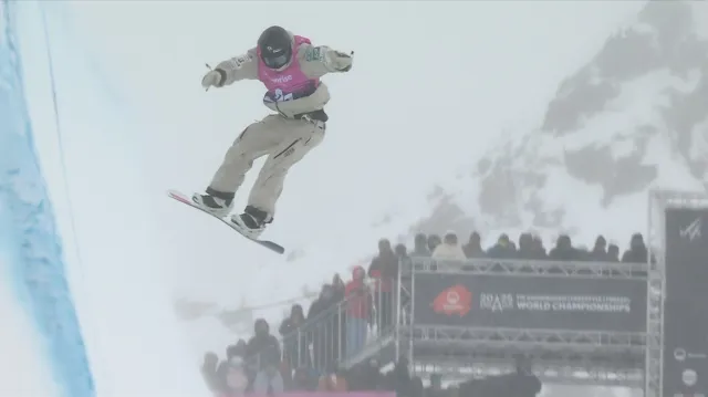 Závěr závodu snowboardistů na U-rampě