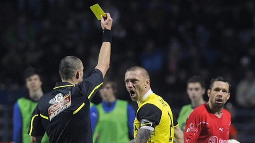 Tomáš Řepka inkasuje žlutou kartu
