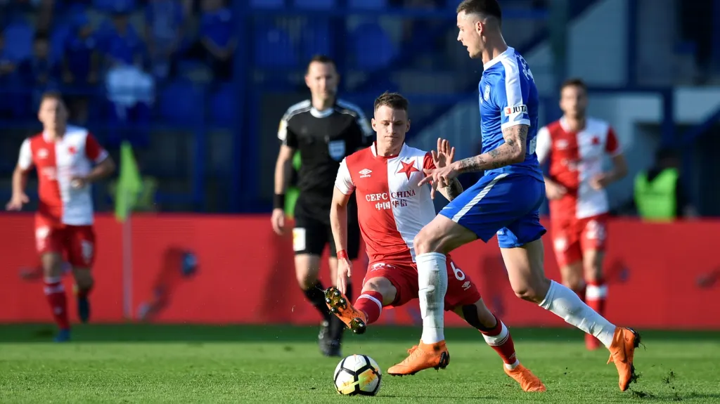 Jan Sýkora ze Slavie (vlevo) se snaží zastavit Romana Potočného z Liberce