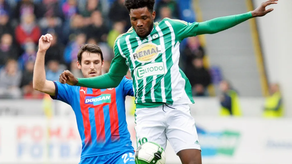 Benjamin Tetteh z Bohemians 1905 (vpravo) uniká Milanu Havlovi z Plzně
