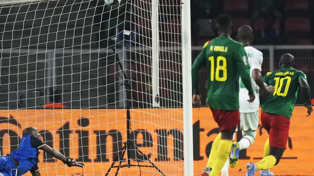 Vincent Aboubakar z Kamerunu (vpravo) střílí gól do sítě Komor