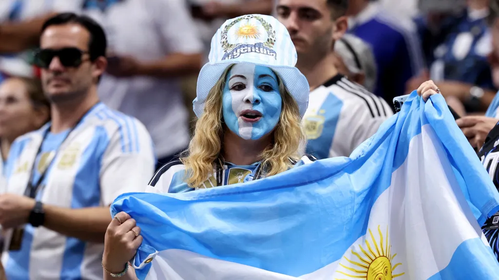 Argentinská fanynka s vlajkou
