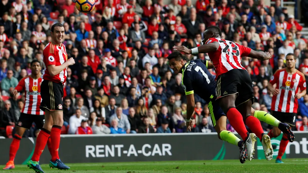 Alexis Sánchez střílí gól do sítě Sunderlandu