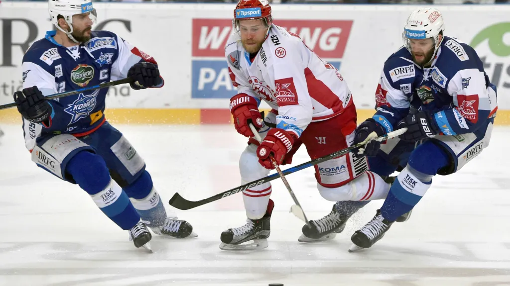 Zleva kapitán Brna Leoš Čermák, Roman Vlach z Třince a Tomáš Vincour z Brna