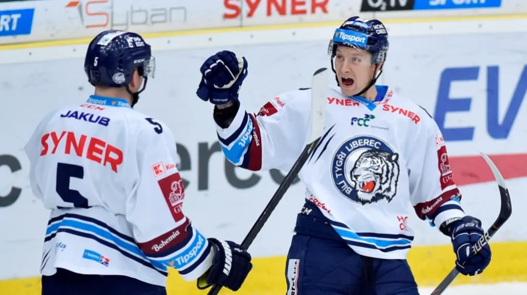 Liberecký Michal Bulíř se raduje z gólu