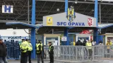 Policie zasahuje v Opavě proti fotbalovým fanouškům