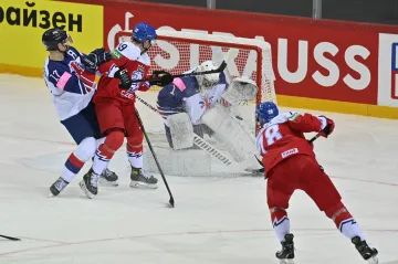 Robin Hanzl střílí na britskou branku