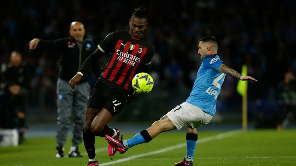 Rafael Leao obchází Matteo Politana