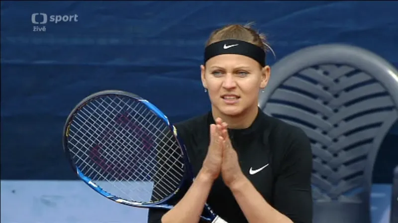 Šafářová postoupila po skreči Hradecké, dál jde i Plíšková a Strýcová