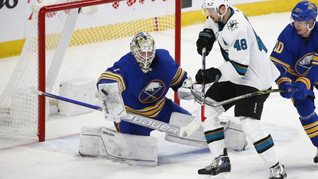 Tomáš Hertl ze San Jose v utkání NHL v Buffalu