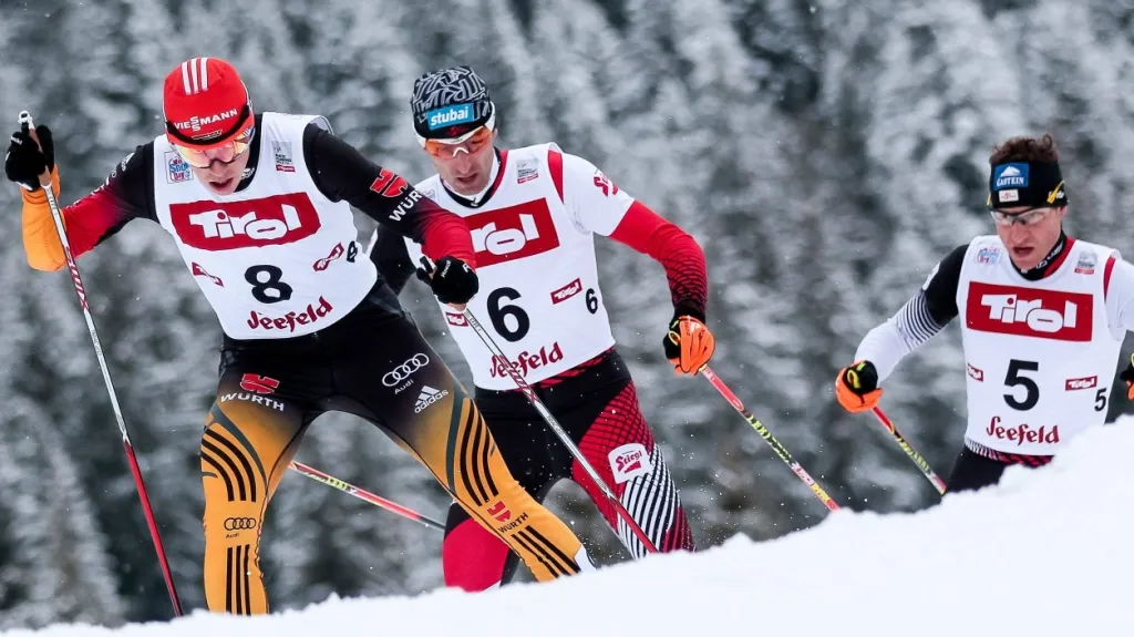 Eric Frenzel (vlevo) v čele závodu