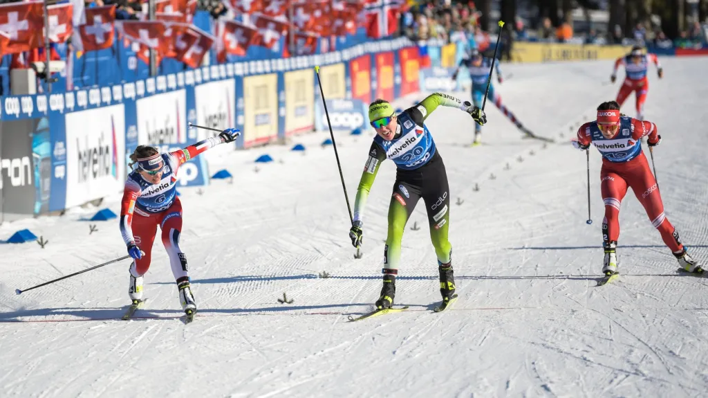 Lampičová poráží ve sprintu Fallaovou (vlevo)