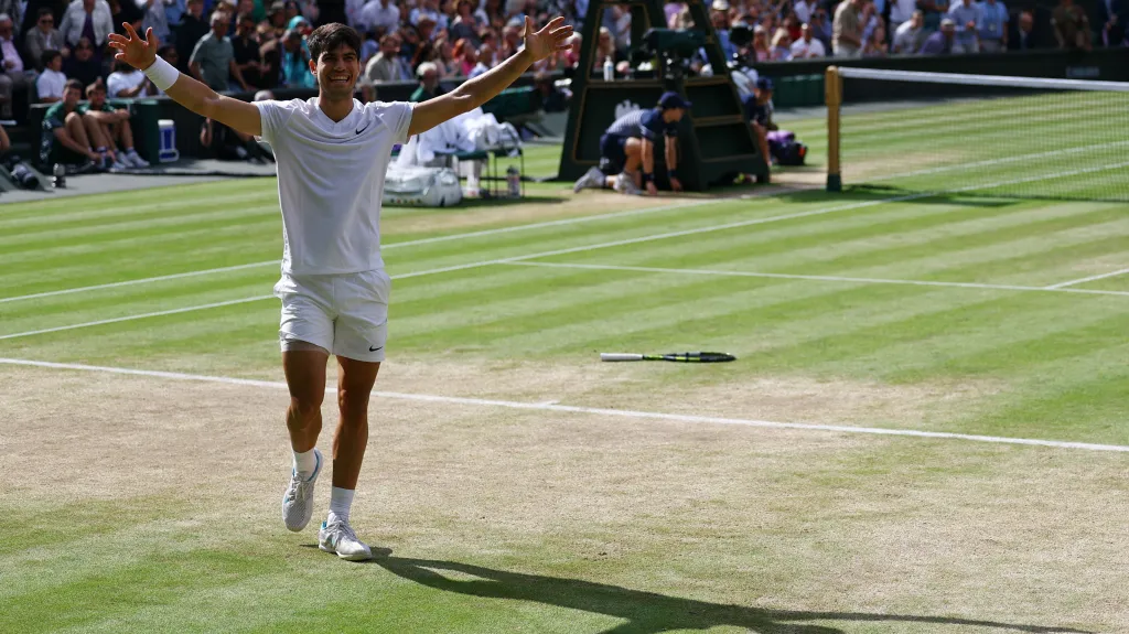 Carlos Alcaraz se raduje z vítězství na Wimbledonu
