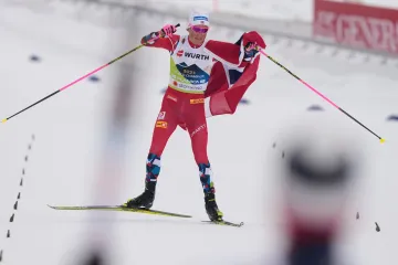 Nor Johannes Hösflot Klaebo v cíli štafetového závodu