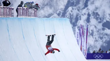 Polský snowboardista Michal Ligocki při pádu z rampy během kvalifikace