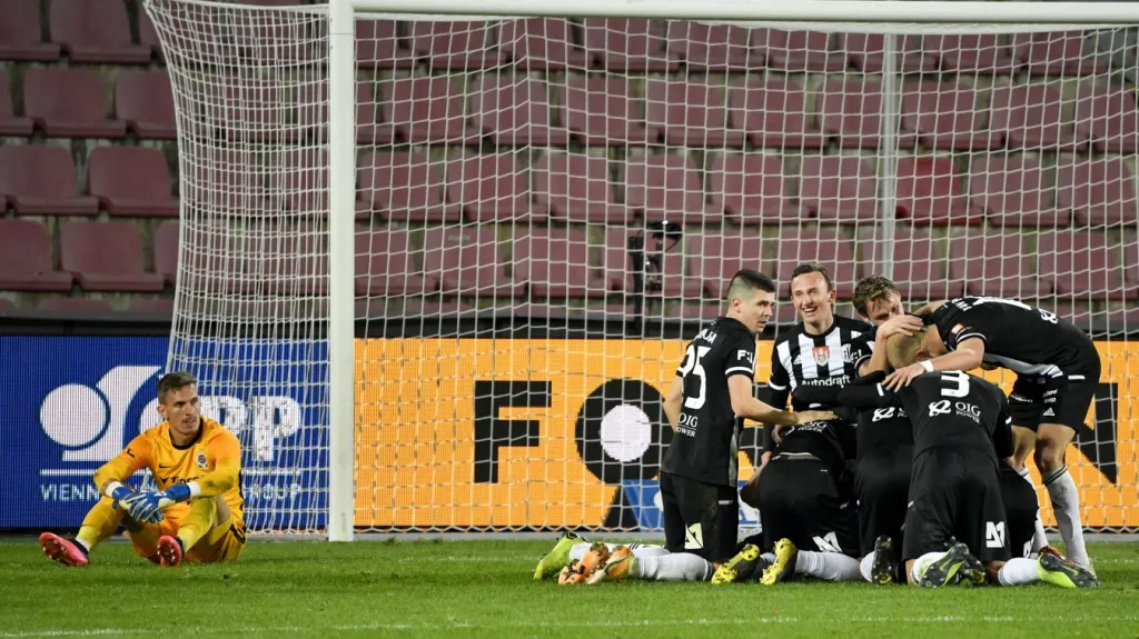 Fotbalisté Dynama se radují z gólu v utkání se Spartou