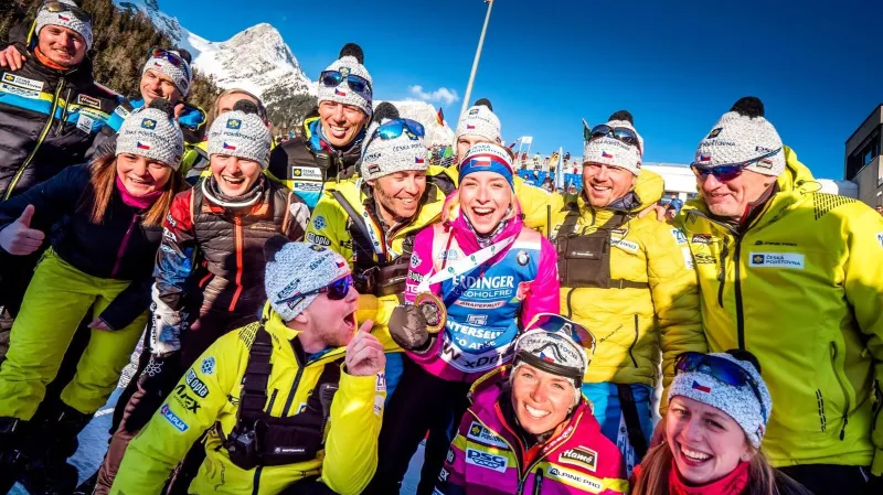 Markéta Davidová s českým týmem a zlatou medailí po sprintu v Anterselvě