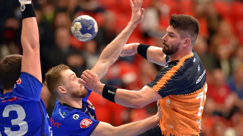 Milan Škvařil střílí na branku soupeře