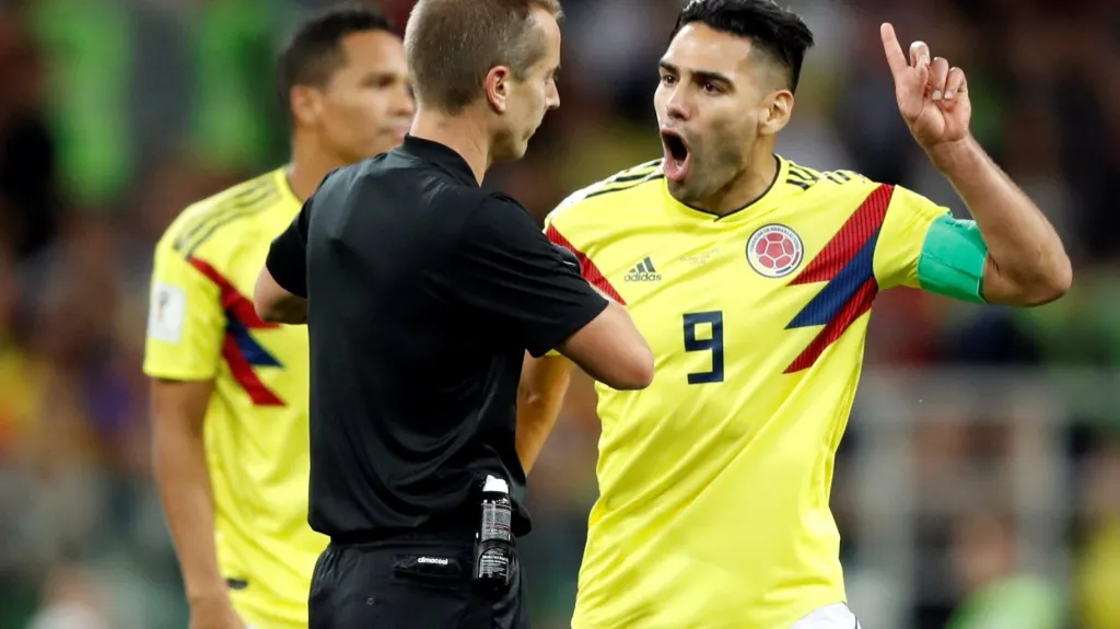 Kolumbijec Falcao v diskuzi s rozhodčím Markem Geigerem