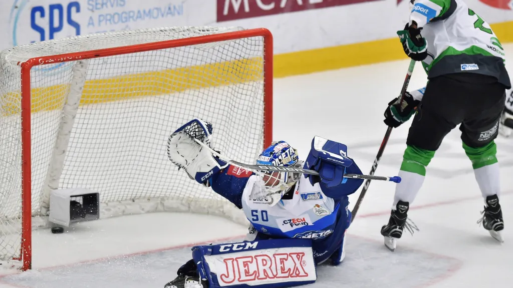 Mladoboleslavský Martin Procházka v duelu s Karlem Vejmelkou z Brna