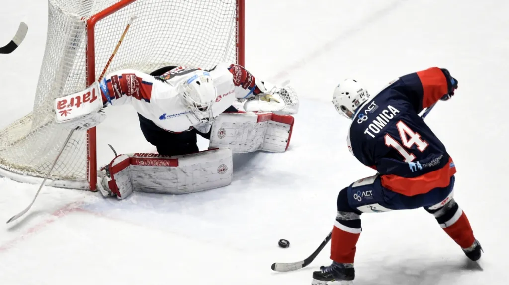 Marek Tomica z Chomutova v nájezdu na pardubickou branku