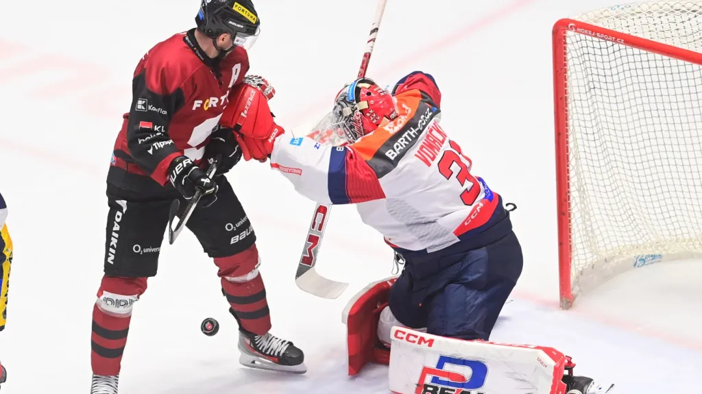 Pardubický brankář Tomáš Vomáčka čelí šanci Sparty