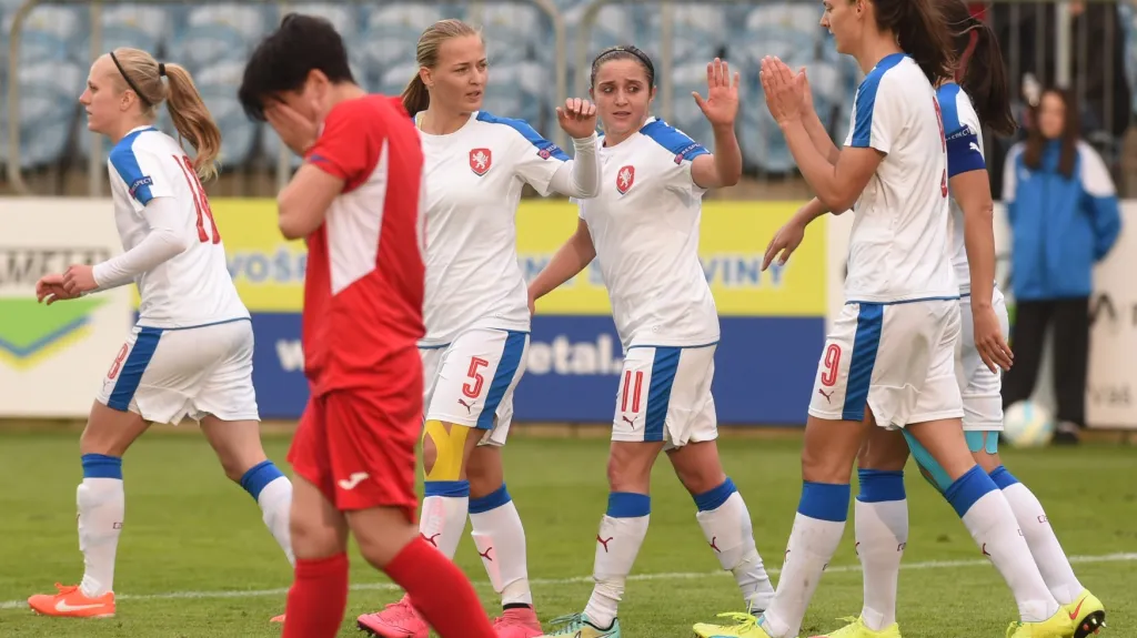 České fotbalistky se radují z gólu v síti Gruzie
