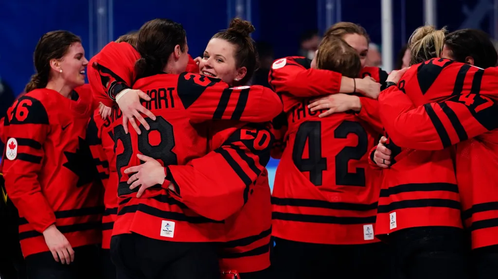 Hokejistky Kanady oslavují obhajobu titulu mistryň světa