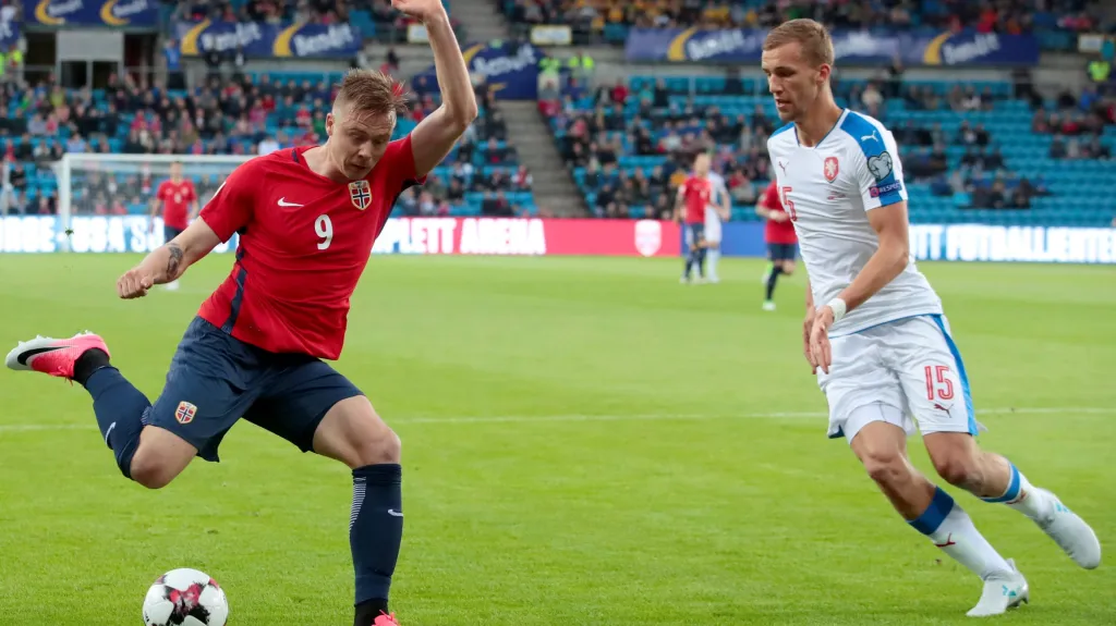 Tomáš Souček (vpravo) hlídá Alexandera Söderlunda z Norska