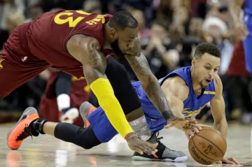 LeBron James a Steph Curry - klíčoví hráči finalistů