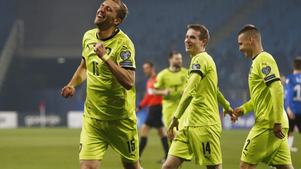 Tomáš Souček (vlevo) oslavuje gól v síti Estonska