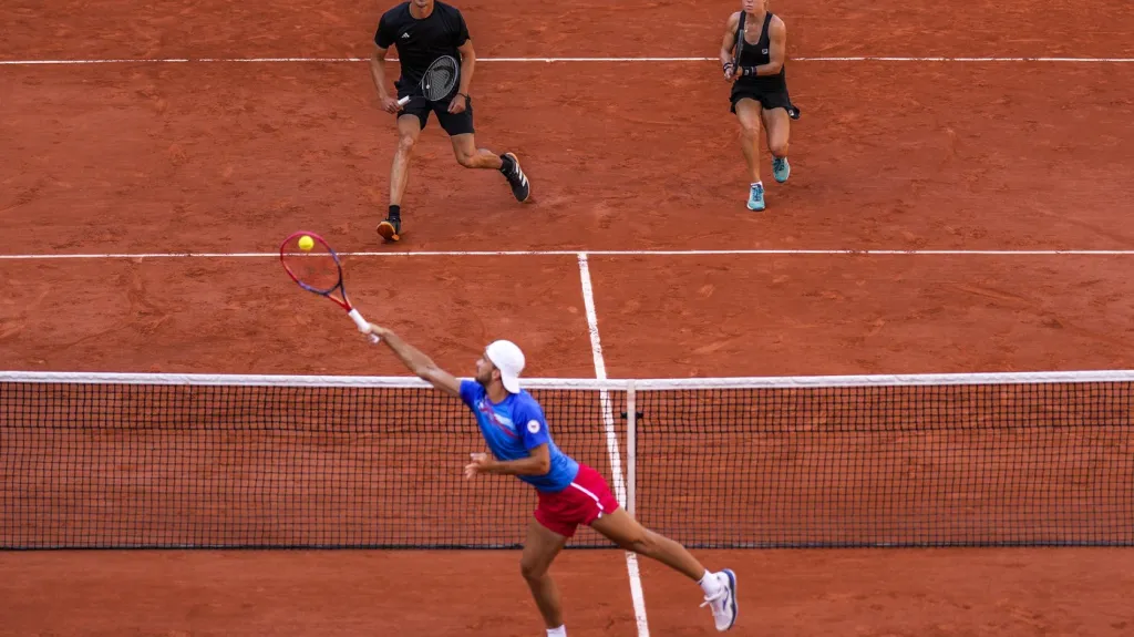 Tomáš Macháč během smíšené čtyřhry 