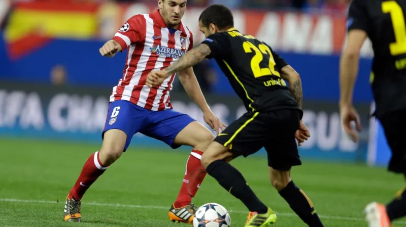 Koke v souboji s Danielem Alvesem